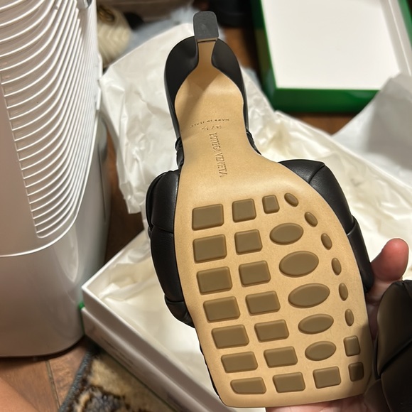 Bottega Veneta lido sandals mail heels black in color - Picture 5 of 8